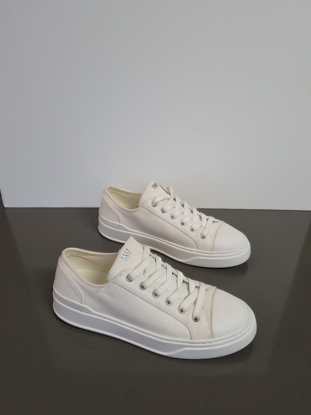 Stuart Weitzman Sammy White Canvas Low-Top Sneakers - Size US 7.5 / EU 37.5